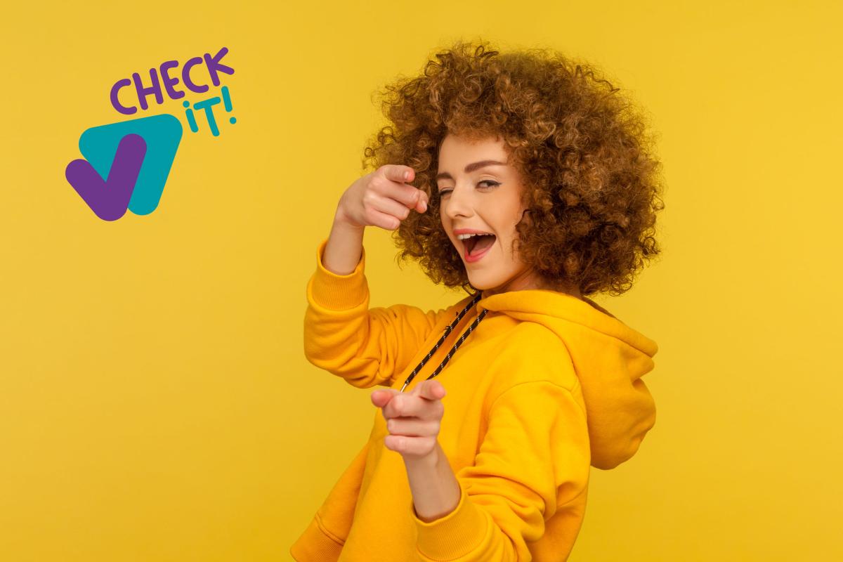 Junge Frau mit "Check it!" Slogan und Verbraucherchecker Projekt-Logo